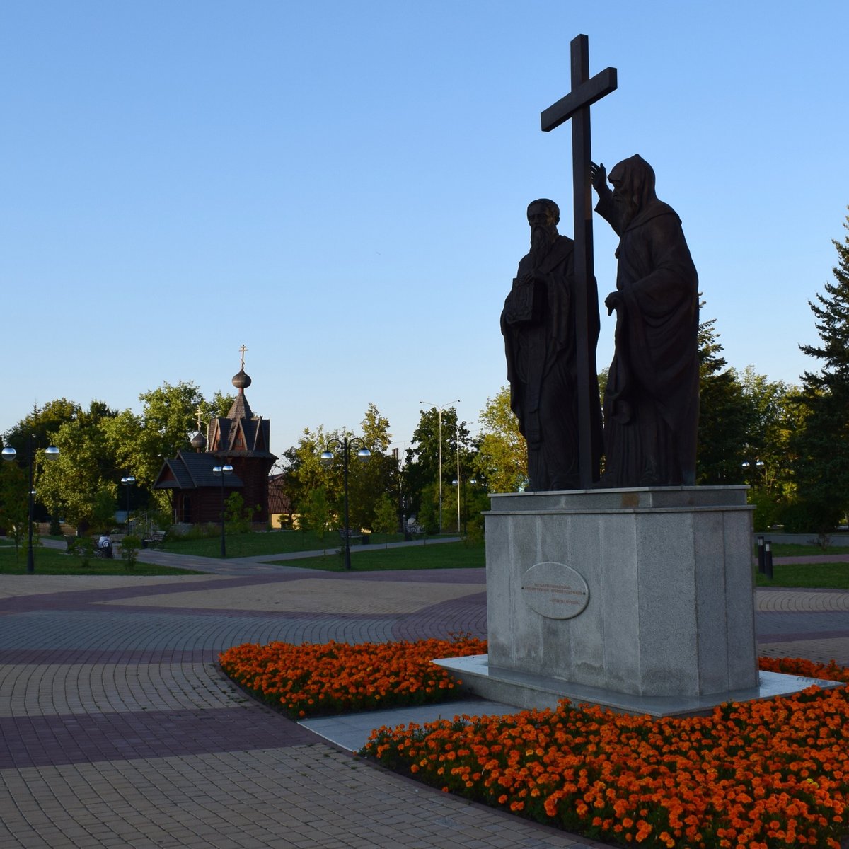 Славянский брянск. Памятник святым равноапостольным Кириллу и мефодию Брянск. Кирилл и Мефодий Брянск. Памятник Кириллу и мефодию в Брянске на набережной. Где находится памятник мефодию Брянск.