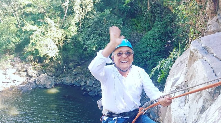 DEPORTE EXTREMO 
Descender una cascada con 17 mts de altura 
Estar a una distancia de 2 mts sobre la misma 