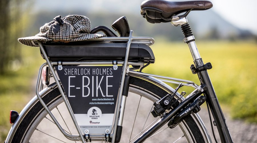Sherlock Holmes City E-Bikes zu mieten im Swiss Peak Resort gleich neben dem Musuem oder bei Wiedemeier Zweirad.

