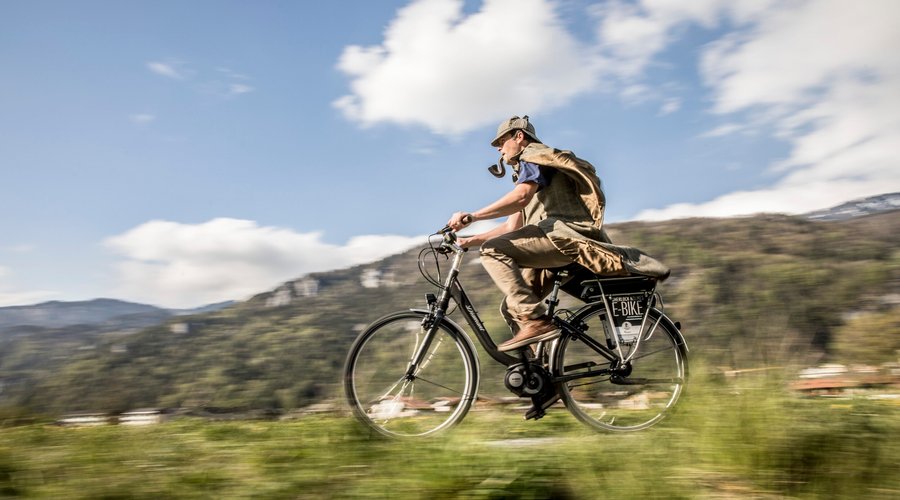 Sherlock Holmes City E-Bikes zu mieten im Swiss Peak Resort gleich neben dem Musuem oder bei Wiedemeier Zweirad.