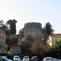 Il torrione e alla sua sx scorcio dei giardini (visti dalla via Trevignanese)