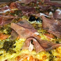 La 𝐏𝐄𝐒𝐓𝐎 : une base tomate, du fromage, des tomates fraiches, du jambon cru et du pesto !! Un délice...
