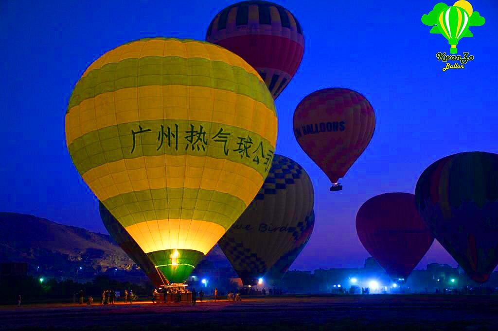 Romantic kiss on an hot air balloon  Passeio de balão, Fotos de viagens,  Acampamento romântico