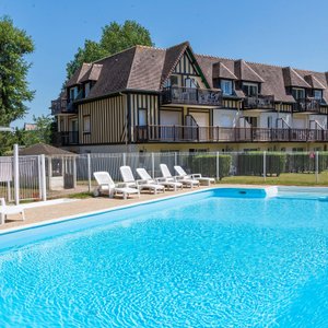 Piscine résidence Goélia Green Panorama à Cabourg