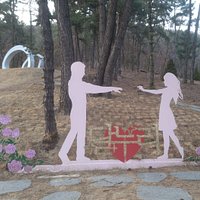 대구 달서구 이곡동 대구 달서구 선원로23길 68 배실웨딩테마공원 연인들의 데이트산책길로도 좋고,혼자만의 고독을~씹으며 사색하기에도 더없이 좋은 곳입니다.우측산길로 올라서면 와룡산의 스토리도 접해볼수 있는 사계절 추천장소입니다.