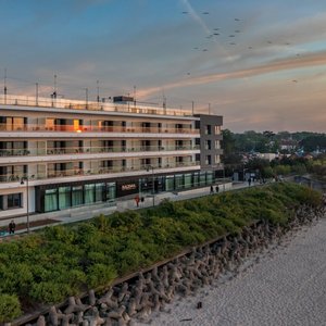 Baltivia Sea Resort**** skąpana w blasku zachodzącego słońca.