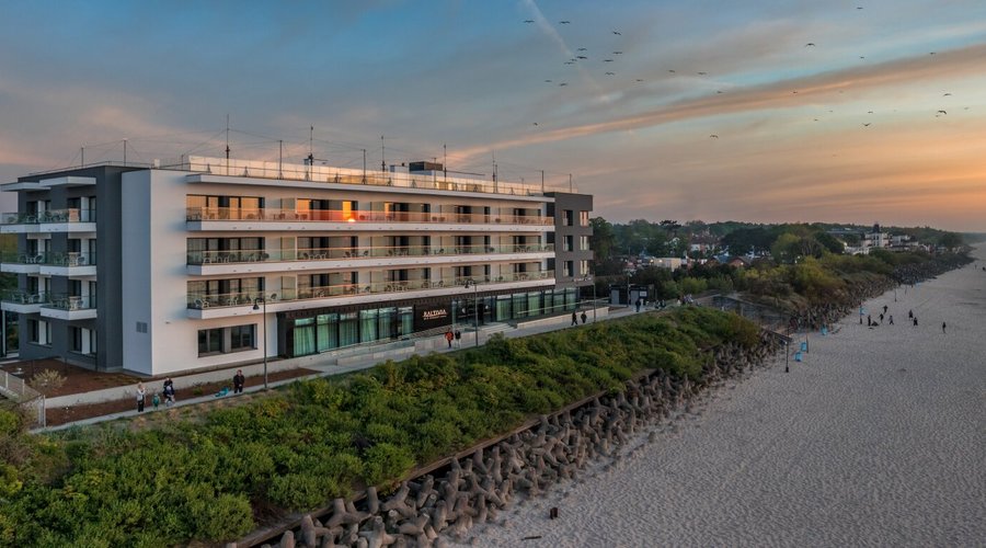 Baltivia Sea Resort**** skąpana w blasku zachodzącego słońca.