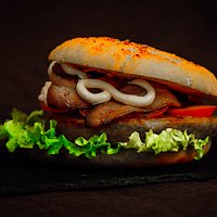 MAILINO : hamburger di maialino iberico, pomodoro, bacon croccante, insalata e salsa cheddar