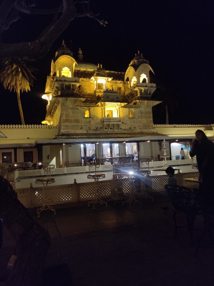 jag mandir udaipur en la noche