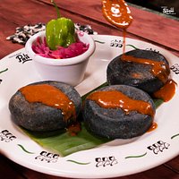 Orden de gorditas con cochinita pibil ¿Ya las probaste? Exclusivas en Anzures.
Restaurant de 9am a 6pm. Servicio a domicilio de 9am a 9pm.
