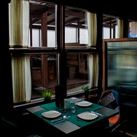 Las vistas del restaurante desde el interior mejoran con la nueva terraza, siguiendo el estilo en madera y con separación respetando las medidas COVID