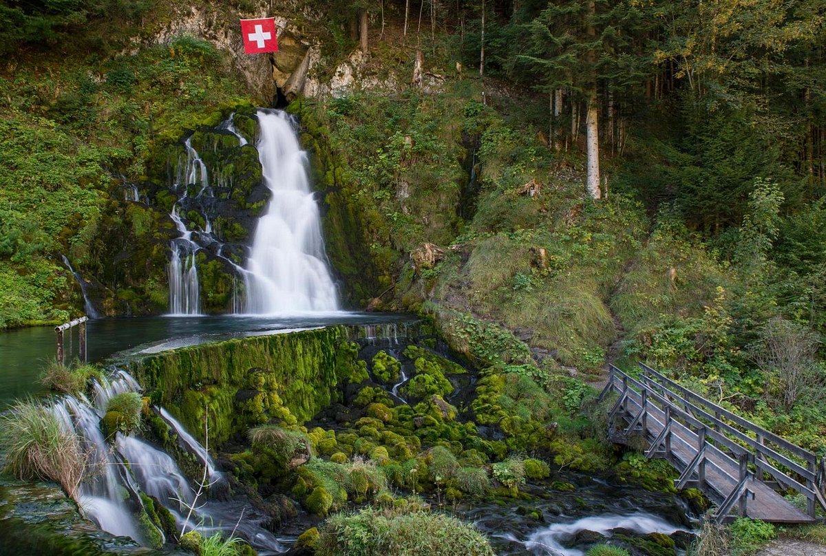Nếu bạn đủ may mắn để từng đặt chân đến Thụy Sỹ, chắc hẳn nơi đầu tiên bạn đến phải là Wasserfall In Jaun. Những ngọn nước thác rơi dài mênh mông trong khung cảnh núi rừng sẽ khiến bạn đắm chìm trong vẻ đẹp hùng vĩ của thiên nhiên.