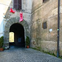 L'arco lavorato a bugnato che immette nel centro storico, dove sono i resti della chiesa originaria