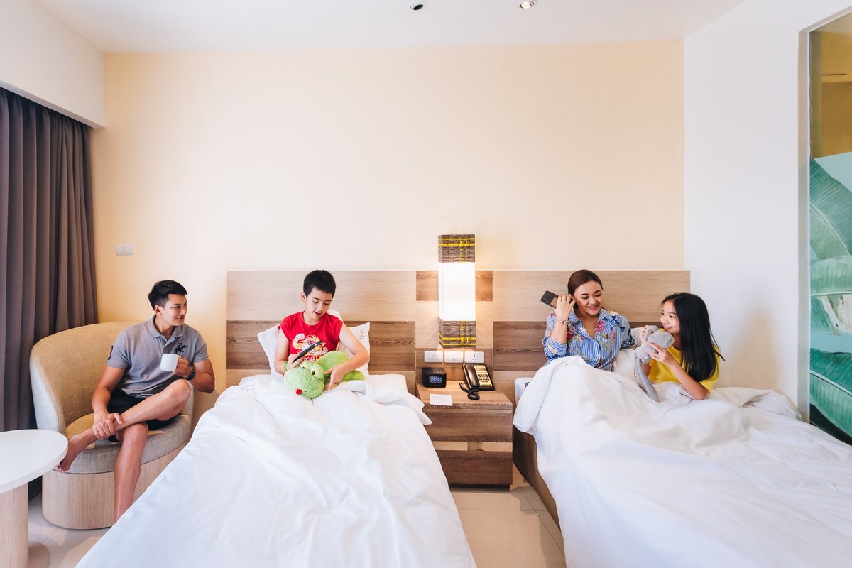Express phuket. Холидей ИНН экспресс Пхукет. Holiday Inn Express Phuket Patong Family Room. Holiday Inn Express Phuket Patong Beach Central 3*. The Origin Centre Phuket