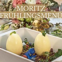 FRÜHLINGSMENÜ
CREMESUPPE VOM BÄRLAUCH
Ricotta/Zitrone
***
WILDKRÄUTERSALAT
Ziegenkäse/Rhabarber/Balsamico
***
KANINCHEN
Karotte/Mandel/Radieschen
***
EI EI EI
Pistazie/Mango/Passionsfrucht/weiße Schokolade
*
inkl. 1 Flasche Wolkenberg Rosé
Weingut Martin Schwarz (Sachsen)
49,00 € pro Person/Menü ohne Suppe (3-Gang)
59,00 € pro Person/Menü mit Suppe (4-Gang)