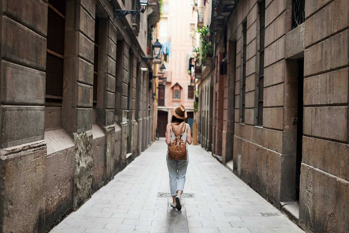 female solo traveler