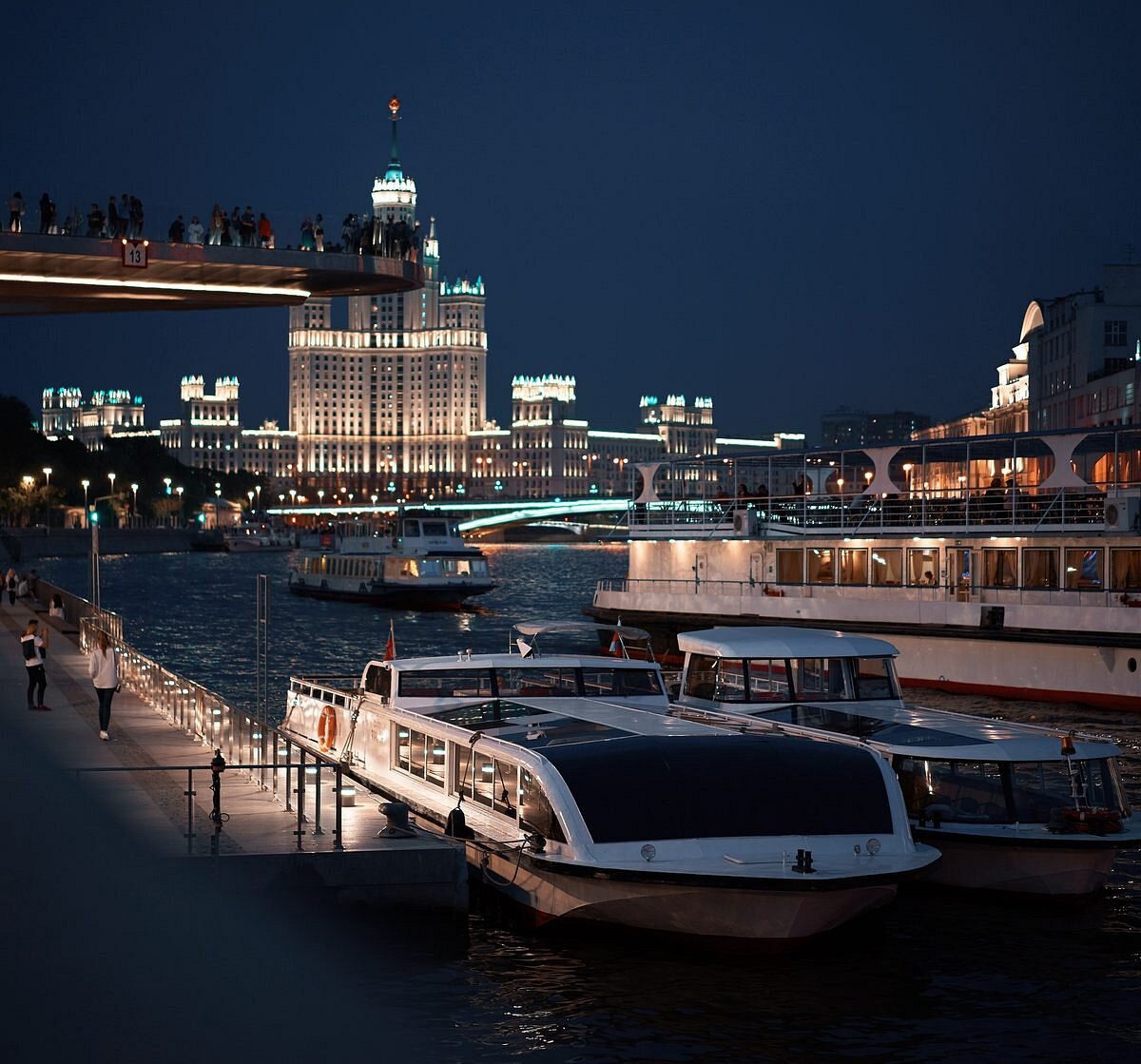 Вечерний теплоход по москве. Ночная Москва река теплоход. Теплоход Москва река. Москва река причалы речные прогулки. Ночная прогулка на теплоходе по Москве.