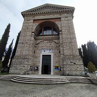 LA FACCIATA DELLA CHIESA