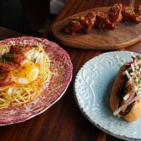 Huevos rotos con sobrasada, Alitas de pollo pages con BBQ y Brioche de carrillera de ternera con mahonesa de chipotle y manzana encurtida