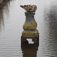 Sierornament, in sloot voor huis