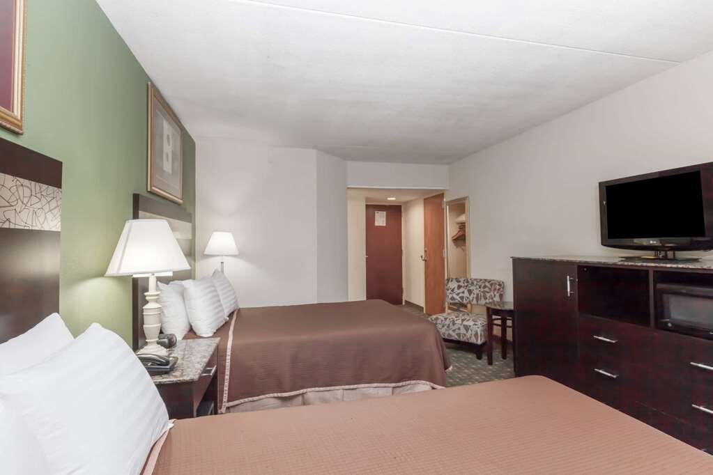 Hotel photo 7 of Howard Johnson Hotel by Wyndham Newark Airport.