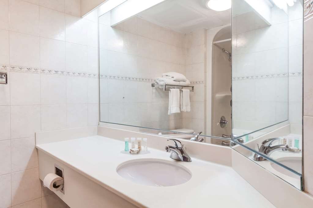 Hotel photo 4 of Howard Johnson Hotel by Wyndham Newark Airport.