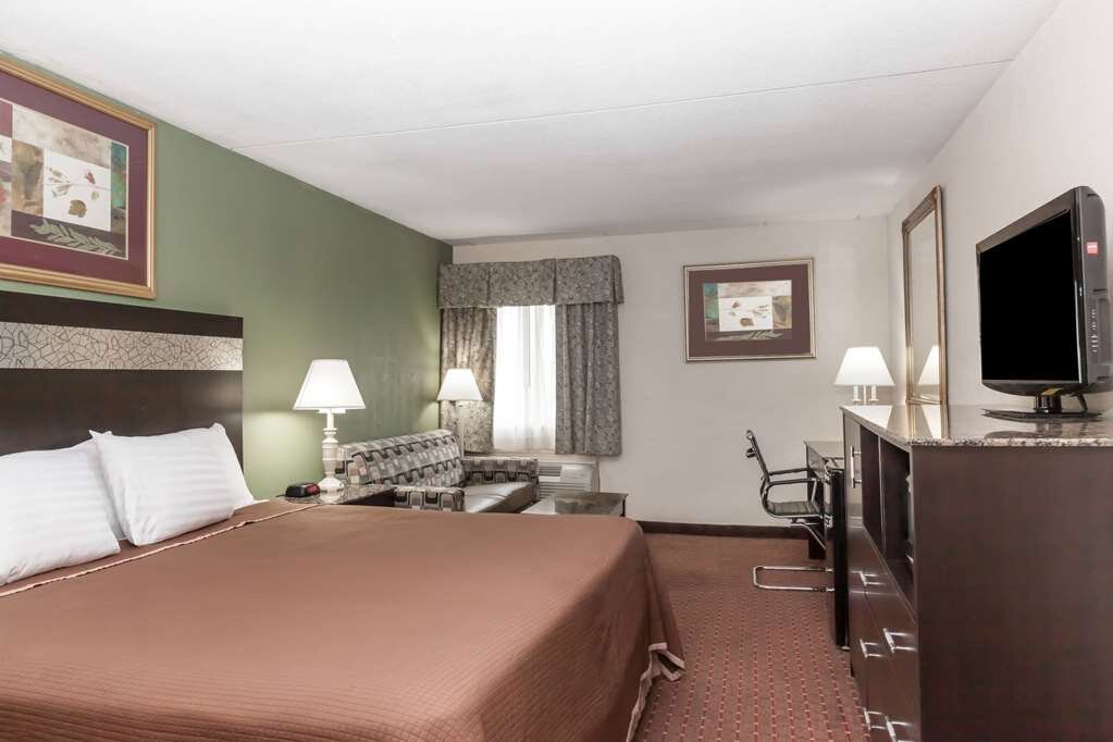 Hotel photo 15 of Howard Johnson Hotel by Wyndham Newark Airport.