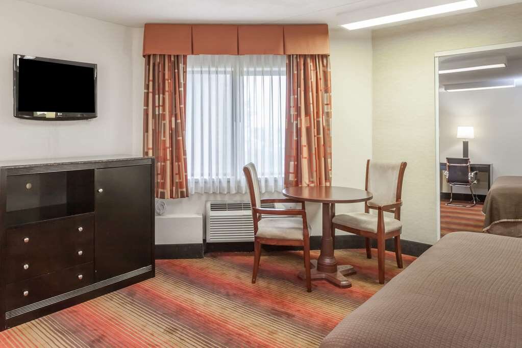 Hotel photo 13 of Howard Johnson Hotel by Wyndham Newark Airport.