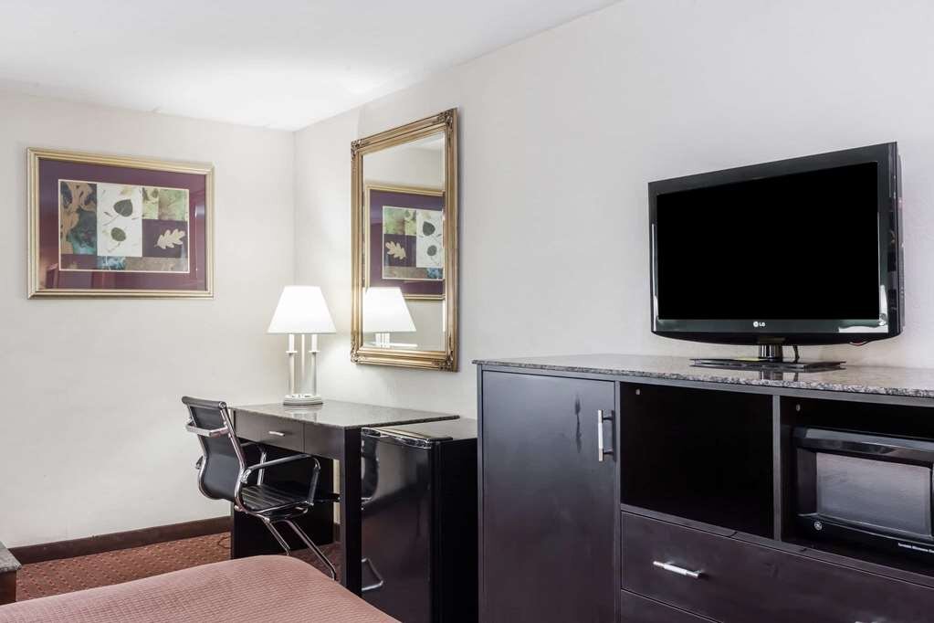 Hotel photo 16 of Howard Johnson Hotel by Wyndham Newark Airport.