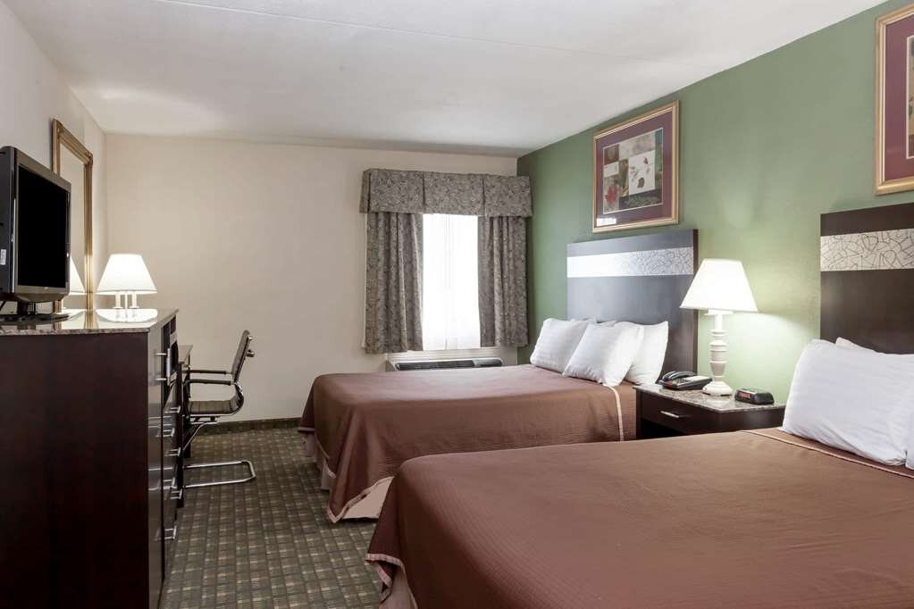 Hotel photo 10 of Howard Johnson Hotel by Wyndham Newark Airport.
