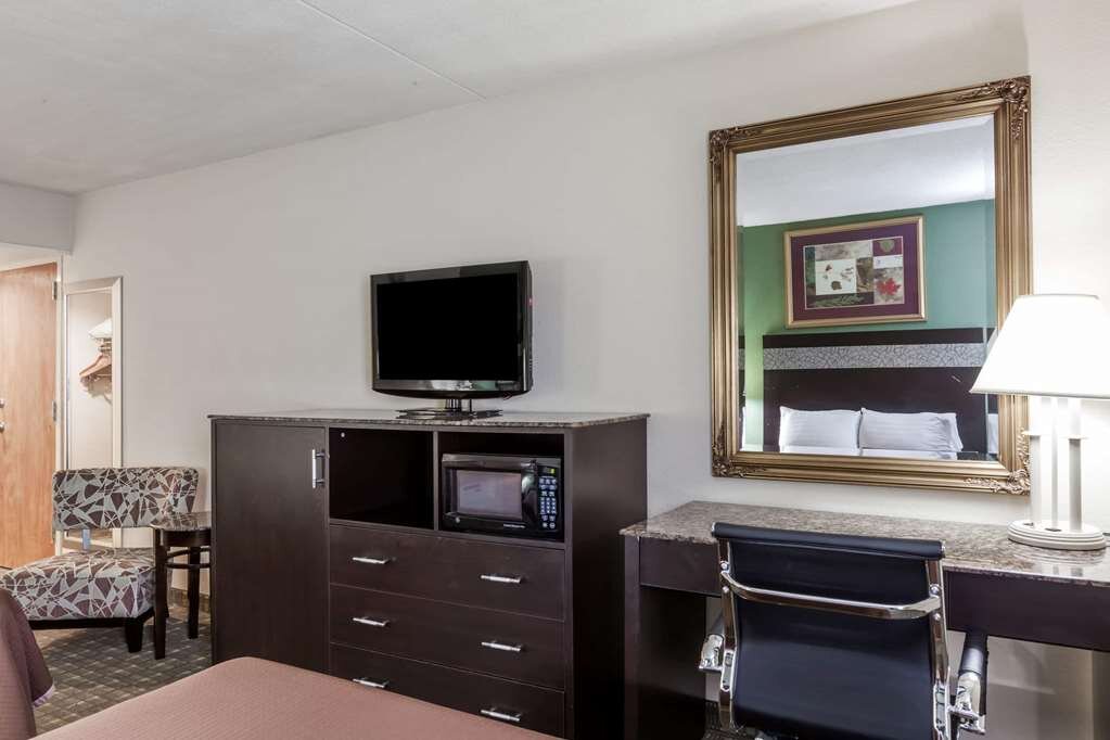 Hotel photo 9 of Howard Johnson Hotel by Wyndham Newark Airport.