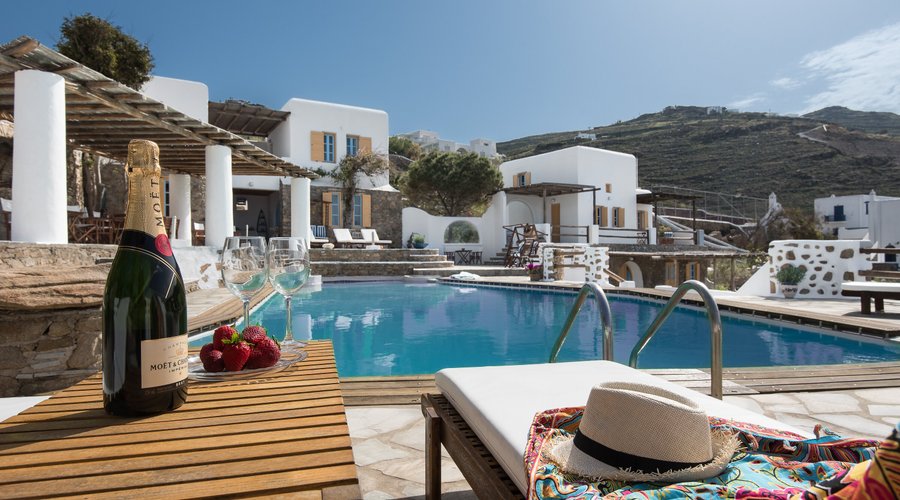 Anerousses pool bar