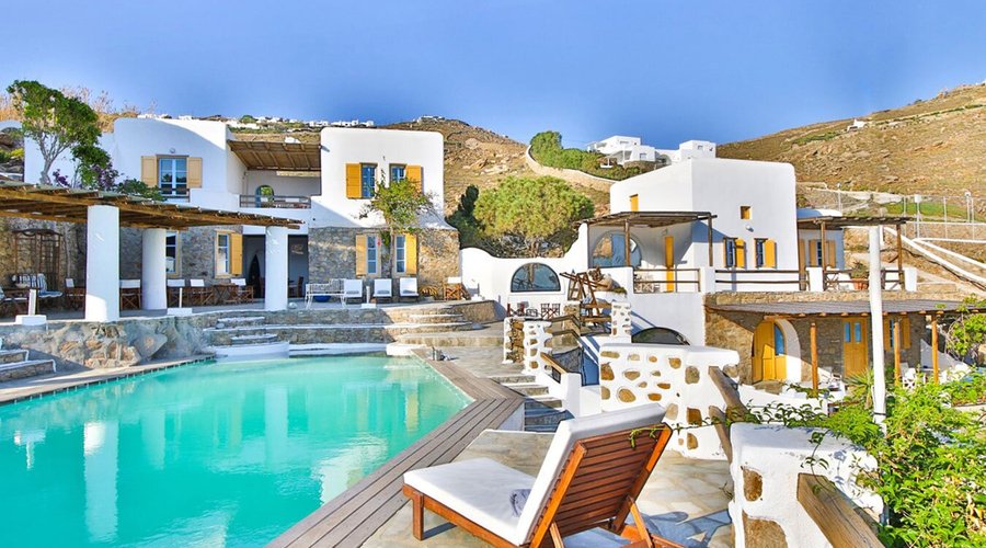 Anerousses pool bar
