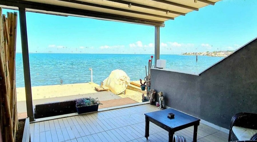 Teraslı Deniz Manzaralı Odamız