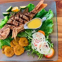 Pescado Frito entero, realmente fresco y delicioso.