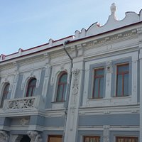 Фасад после реставрации выглядит весьма прилично и симпатично. Вот так бы и внутри особняка Шихобаловых!