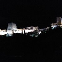 Vistas nocturnas de la Alhambra desde la terraza