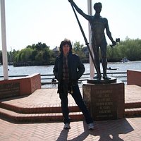 EN EL MONUMENTO AL REMERO