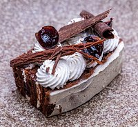 Forêt Noire
Biscuit chocolat, cerise amarena, chantilly ...