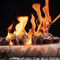 Caña de filete al Mezcal en bloque de sal del Himalaya