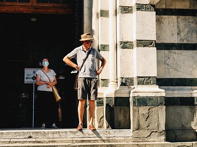 Мужчина стоит перед зданием