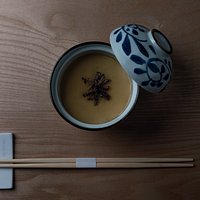 La espontaneidad de la cocina Omakase no está reñida con nuestro interés por los clientes a la hora de confeccionar la propuesta especial de cada día, por lo que agradecemos que se nos informe de cualquier intolerancia.