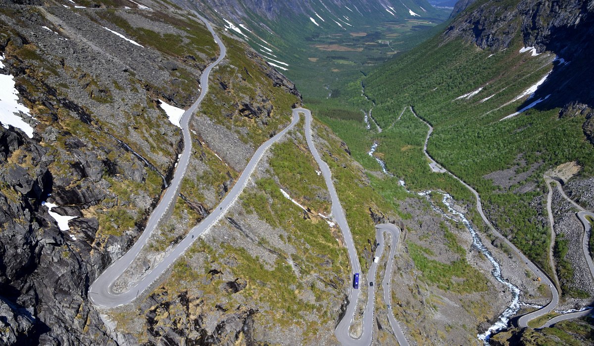 Лестница троллей — горная дорога в Гейрангер, Норвегия.