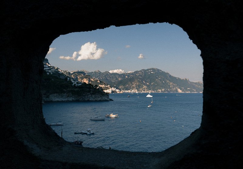 Vista desde el agujero en la roca en la Costa de Amalfi, Italia