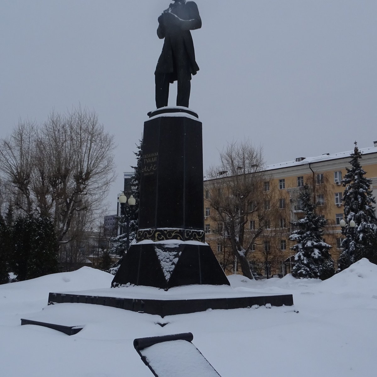 Памятник татарск. Памятник Тукая Казань. Лениногорск Тукай памятник. Памятник татарскому эчпочкму. Го Казань памятник Галиуллину