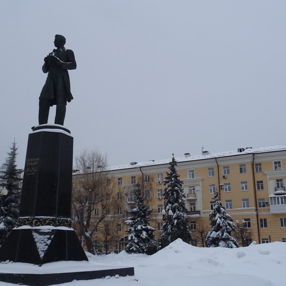 Памятник татарск. Памятник Тукаю в Уфе. Габдулла Тукай памятник в Казани. Памятник Тукаю в Елабуге. Казанский Кремль памятник Тукаю