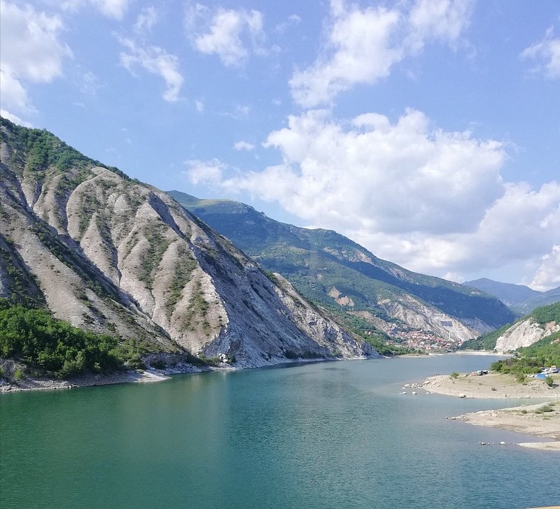 Zicht op het Meer van Ohrid en de omringende bergen