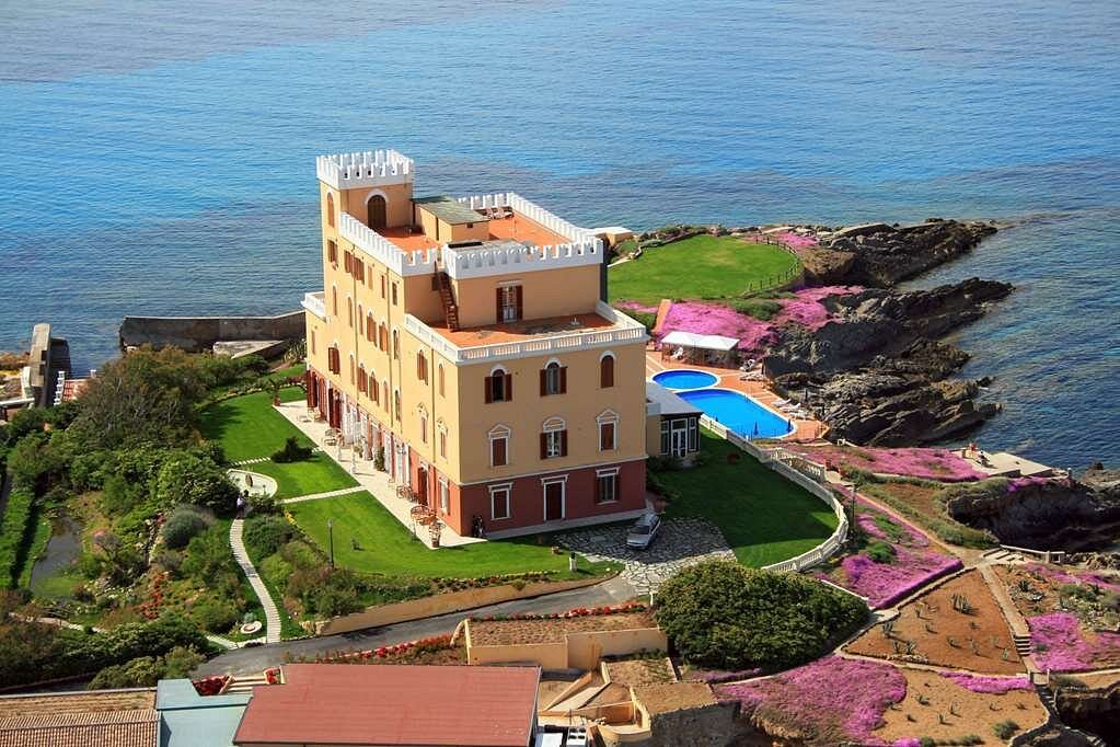 拉斯多洛娜斯溫泉別墅酒店，位於撒丁島的飯店