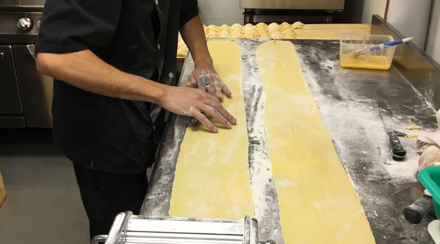Notre Chef Jonathan prépare les raviolis du jourt.