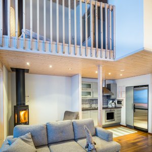 Olohuone -keittiö _kolmen makuuhuoneen huoneisto (vain osassa takka)
Livingroom & Kitchen _ Three bedroom apartment (onlu part of the apartments has fireplace)
